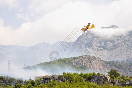 飞机放水着火天空蓝色灾难钻头海洋行动消防队员农村海滩背景图片