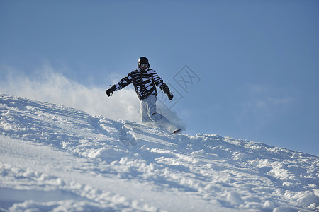 自由式滑雪机跳跃和骑冻结速度乐趣娱乐木板滑雪夹克喜悦假期天空背景