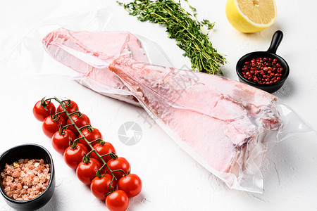 含有草药 白石桌底面的红鱼冻肉背景图片