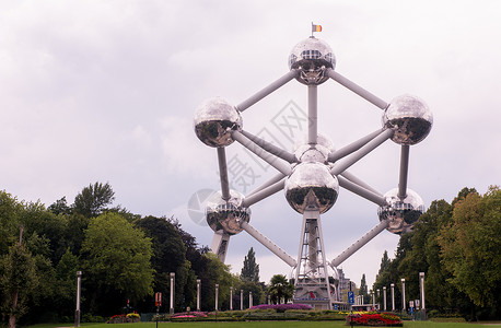 布鲁塞尔原子塔布鲁塞尔的原子建筑照片装饰品历史博览会反射游客玻璃城市化学品首都旅行背景