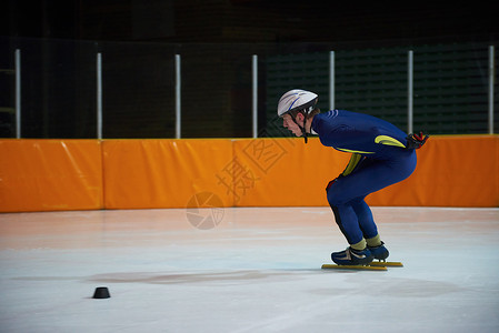 飞行头盔滑雪速度运动员行动男人团队竞赛游戏头盔冰鞋溜冰场刀刃背景