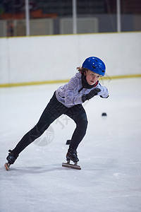 溜冰孩子儿童滑雪速度精神头盔安全游戏赛跑者冰鞋溜冰场竞赛团队耐力背景