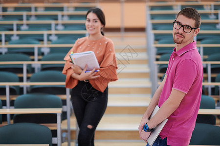 校间装模作样的男学生和女学生青少年学习课堂团队图书馆电脑青年快乐教育男人背景图片