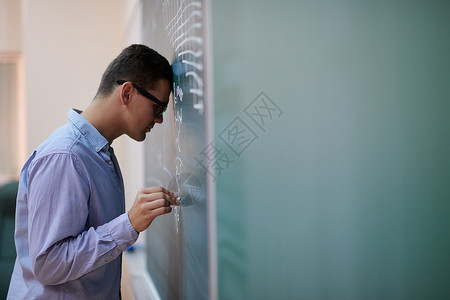 学生在董事会上完成的任务老师学习大学班级教育导师小学男人写作课堂图片