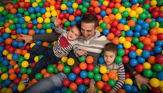 年轻爸爸和孩子在儿童游戏室父母操场游戏男生创造力享受男性闲暇中心派对图片
