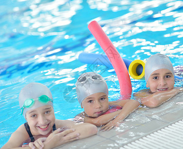 游泳的女孩游泳池中儿童群体男性水池运动学习女性娱乐蓝色乐趣青年风镜背景