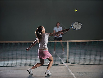 玩网球女孩室内玩网网球游戏的年轻女孩微笑女性快乐球拍女孩们运动娱乐玩家优胜者夫妻背景