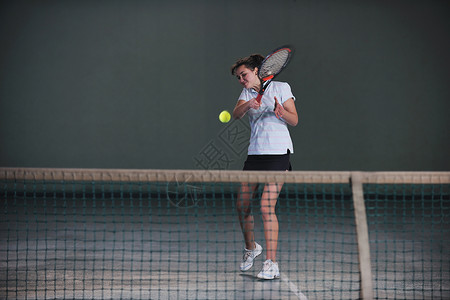 室内玩网网球游戏的年轻女孩女性球拍法庭运动员娱乐微笑玩家运动喜悦乐趣图片