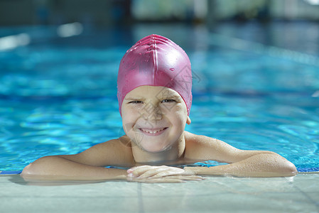 游泳池中快乐的孩子乐趣孩子们运动活动女孩教育游泳者喜悦蓝色幸福图片