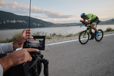 循环视频电影摄影师拍摄三亚特隆自行车运动员的动作训练活力头盔生产驾驶运动耐力视频速度制片人背景