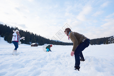 一起玩雪寒冬在雪中玩在一起的幸福家庭母亲乐趣孩子们童年女性女士儿子男人男性父亲背景