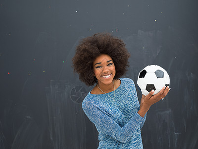 爆炸球黑人妇女拿着足球波盘黑色爆炸发型灰色成人女孩女士头发工作室成功背景