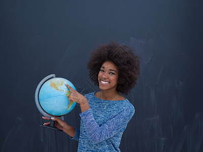地球上石头拥有世界环球的黑人黑人妇女工作室发型微笑幸福灰色黑色头发爆炸女士成人背景