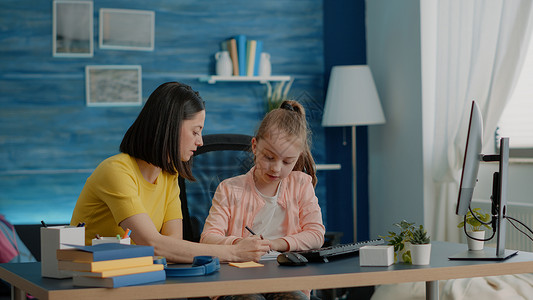 与监测员一起做家庭作业的女学生和家长母亲互联网技术女孩监视器桌子电脑知识笔记本成人背景图片