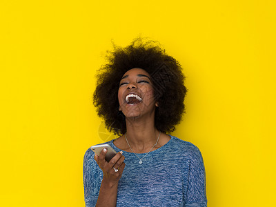 黄色爆炸光效使用移动电话的年轻黑人妇女女孩工作管理人员电话电子产品技术女性屏幕微笑互联网背景