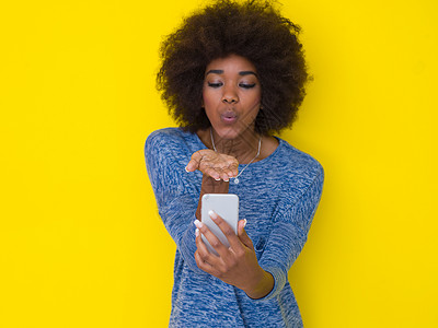 黄色爆炸光效使用移动电话的年轻黑人妇女屏幕工作技术电话人士商务女性互联网工作室成人背景