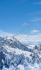 滑雪假日冬季奇景和神奇的圣诞风景 雪山和森林被雪覆盖 作为假日背景 笑声下雪雪花新年时间滑雪情绪村庄天气魔法树木背景