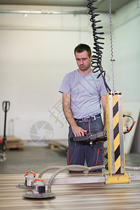 工人在木制家具工厂工作职场工装裤生产行动工程师风镜工具制造业机器木头图片