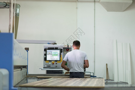 工人在木制家具工厂工作男人加工机械自动化工具输送带木匠职场木头程序图片