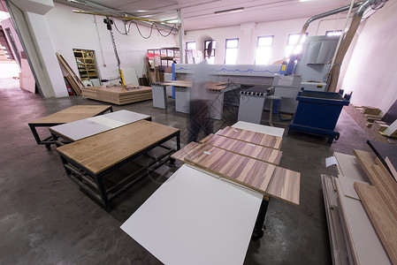 工人在木制家具工厂工作职场工程师行动风镜输送带程序加工作坊木工制造业图片