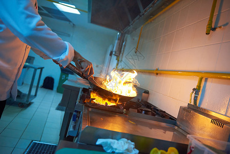 烧火做饭厨师在饭店厨房做饭 烧火煮饭烤箱帽子工作男性服务职业教育食物餐厅沙拉背景