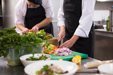 做饭的小组厨师和厨师团队男人成人工作餐饮团体帽子美食盘子同事背景图片