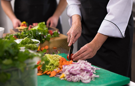 做饭的小组厨师和厨师蔬菜同事酒店职业男人男性帽子工作餐厅服务背景图片