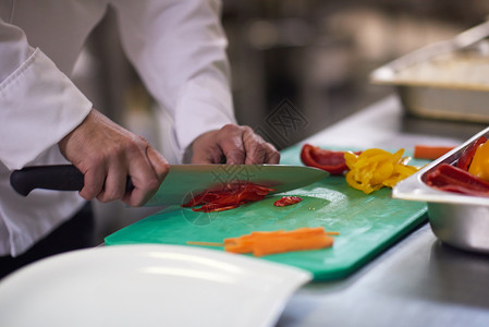 饭店厨房厨师用刀片切菜服务烹饪女士成人学校男性职业美食食物教育图片