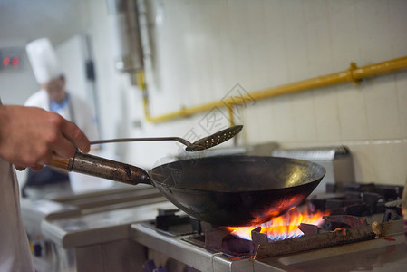 烧火做饭厨师在饭店厨房做饭 烧火煮饭工作学校烤箱男性酒店盘子男人教育沙拉蔬菜背景