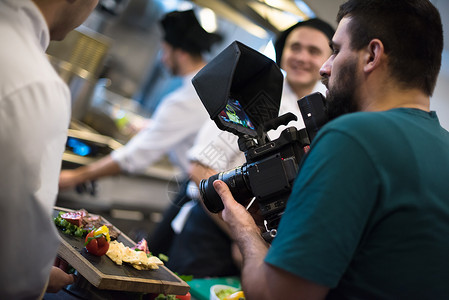 团队厨师和厨师做饭时录制录像同事服务厨房视频盘子美食框架餐饮烹饪摄像师背景图片