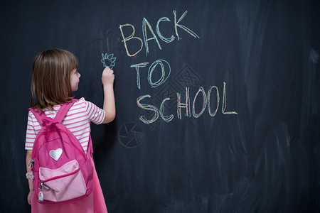 背书包去学校背背背书写黑纸板的女童黑板课堂写作木板绘画学习学生女学生教育童年背景