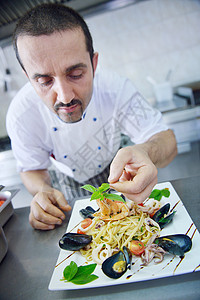 海鲜蔬菜沙拉厨师准备食物班级盘子叶子美食学校工作帽子职员蔬菜海鲜背景
