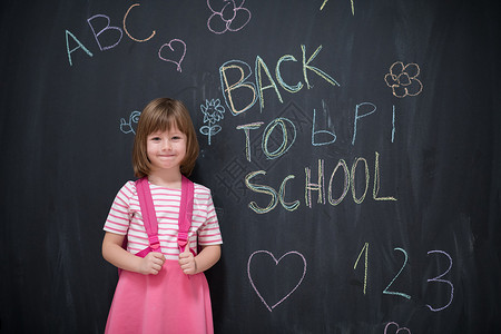 背背背书写黑纸板的女童孩子空白绘画瞳孔班级学习粉笔学生背包小学生图片
