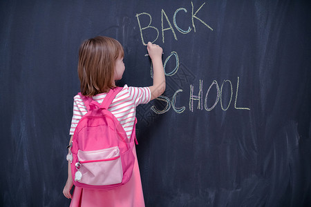 背书包去学校背背背书写黑纸板的女童绘画班级童年孩子们知识课堂粉色木板空白教育背景