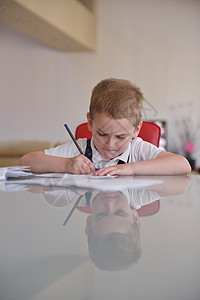 家庭作业教育生活帮助男生写作铅笔学习妈妈喜悦学校图片