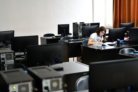 1名学生在计算机教室课堂上学习女性互联网班级女孩教育演讲图书馆大学监视器科学背景图片