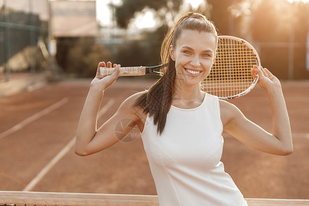 玩网球女孩年青女子网球运动员训练运动装行动女士球拍女性快乐游戏闲暇女孩背景