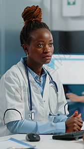 美国护士清理听诊器高清图片
