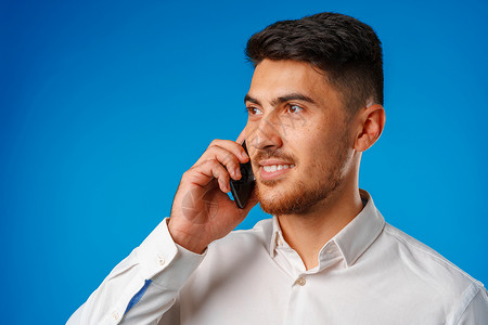 一位年轻商务人士在电话交谈时的波塔伊特讲话男性呼唤说话男人商业图片