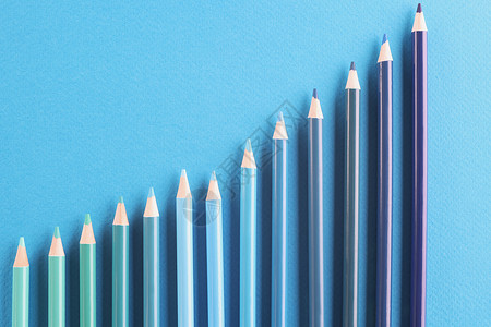 越来远蓝色铅笔在地表上安排得越来越多 不完全排成一行团体杰作命令艺术水平石墨爱好想像力工具绘画背景