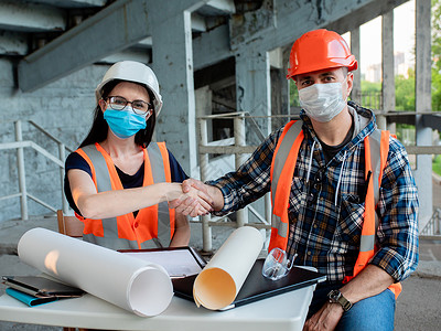 我们复工了建筑商和建筑师签署了建筑重建和复工合同背景