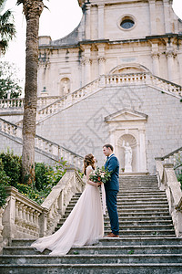 二坎古厝新新娘和新郎站在黑山普尔坎杰教堂的石阶上背景