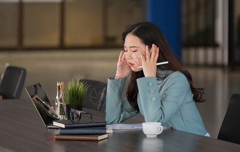 在办公室用笔记本电脑工作时 头头头痛 感到不舒服的疲乏商业年薪妇女背景