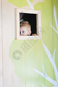 窗口中快乐的孩子操场白色儿童窗户框架房子木头童年喜悦男生图片