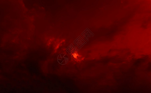 深红色的乌云 有太阳光芒背景图片