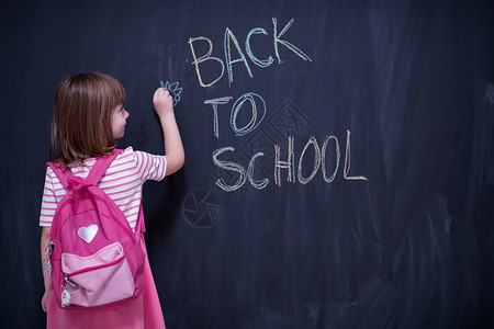 粉色背包背背背书写黑纸板的女童学生瞳孔女孩小学生班级女学生教育黑色童年粉笔背景