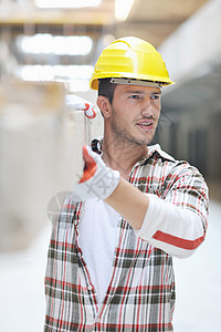 建筑工地的硬体工人领班头盔工作黄色工业男人微笑承包商帽子安全帽图片