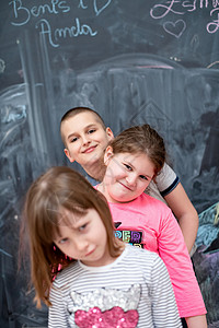 站在黑板前的一群儿童群体学习神童学校粉笔快乐班级小学生教育团体幼儿园图片