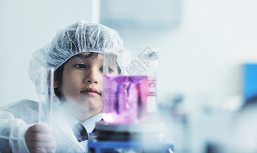 孩子实验实验室中的儿童小科学家生物男生生物学青少年医院化学家技术管子学生科学背景