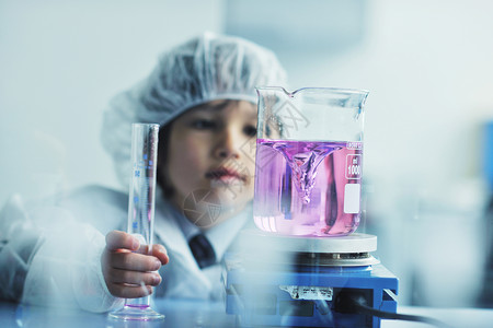 实验孩子实验室中的儿童小科学家乐趣药店生物学显微镜学生学校测试学习孩子教育背景